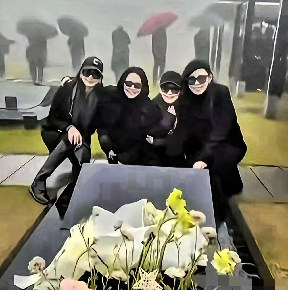 吴佩慈携白玫瑰祭奠大S，墓前花海寄托哀思。作为转学生加入闺蜜圈的她，虽个性强势却