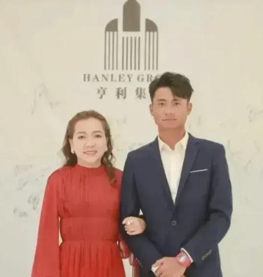 魏清涛估计已经吓蒙了！魏清涛此刻在监狱中，估计已经是坐立不安！明家集团的明珍珍