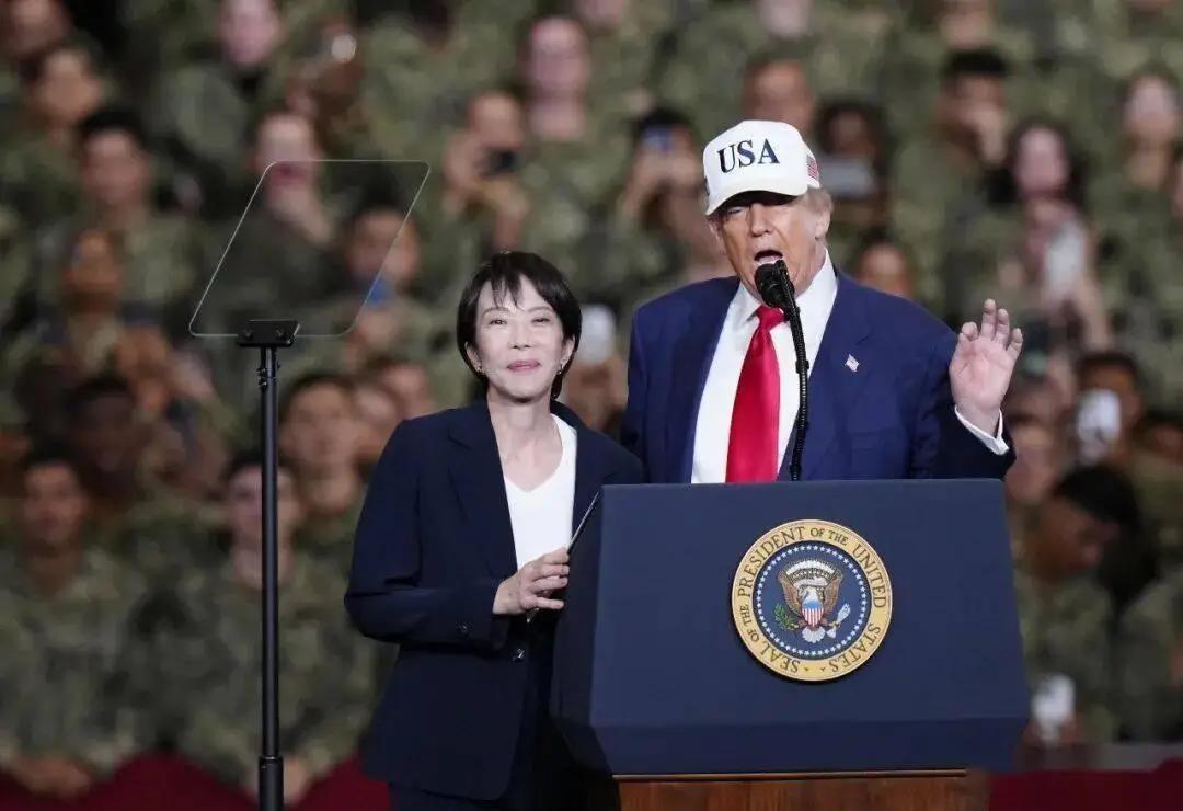 特朗普死活琢磨不透：高市早苗一坐上首相宝座，按理说本该只跟中国杠上，转头去拉拢俄