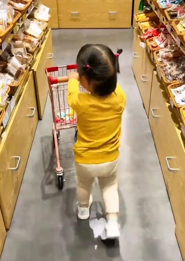 提前退休帮女儿带了4年娃，我在摔伤那天终于明白：越是掏心掏肺，越不被珍惜！女儿