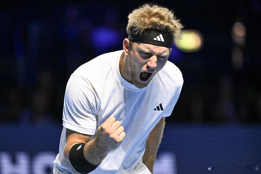 再冲首冠💪ATP500巴塞尔站半决赛，8号种子达维多维奇·弗基纳在7-6(4
