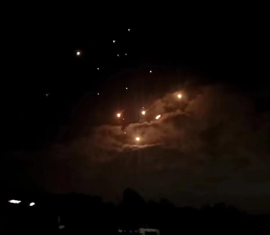 伊朗现在有两个选择，第一是继续倾泄导弹雨，每天150个目标全部覆盖，让以色列每