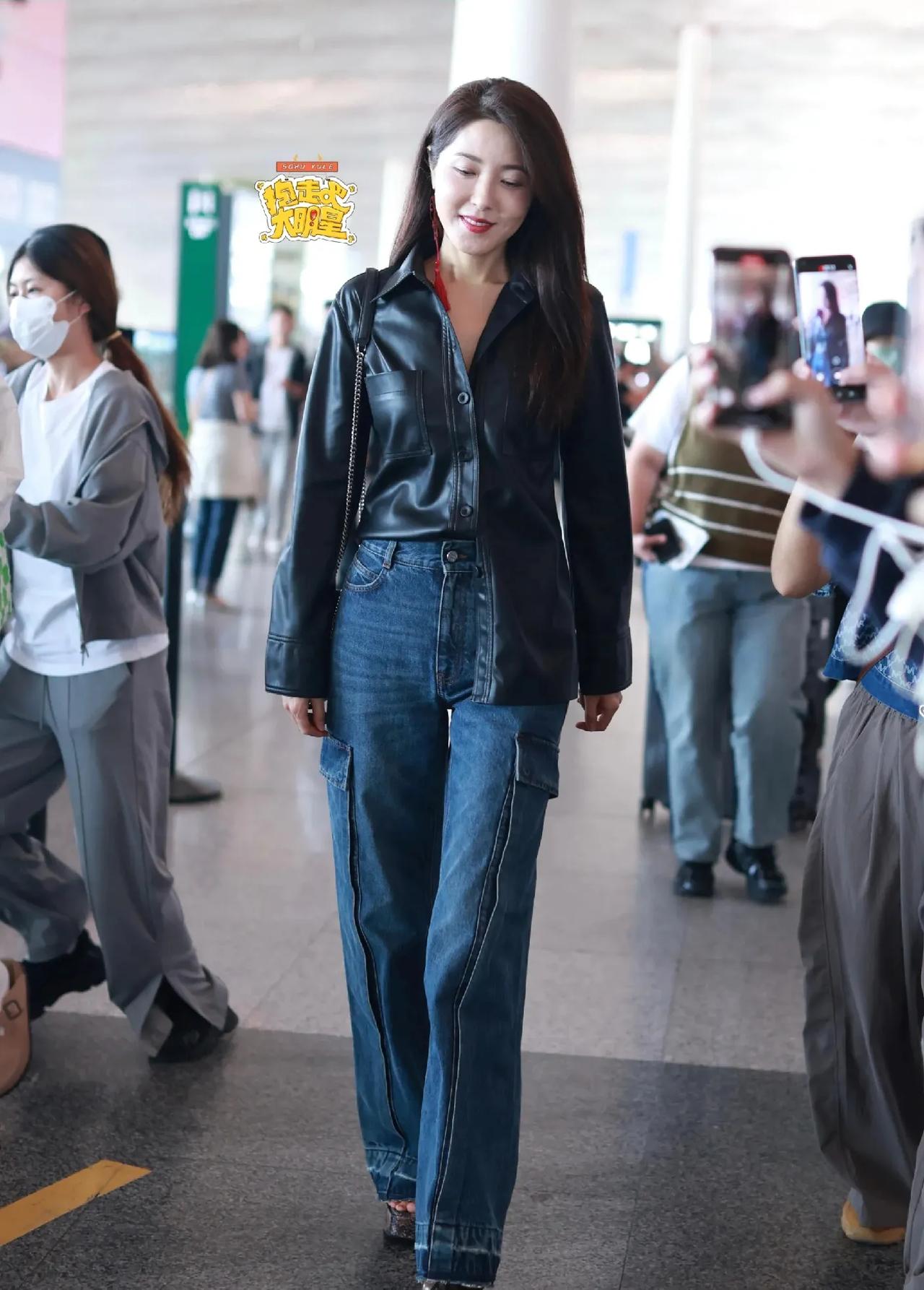 曾黎这状态真的绝了✨机场街拍一身黑皮衬衫+工装牛仔裤，又酷又飒，红色流苏耳坠一