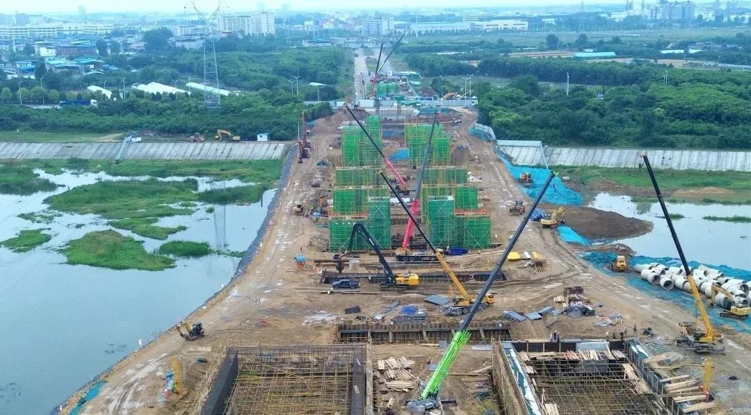 南阳市城南商圣大桥施工正酣。