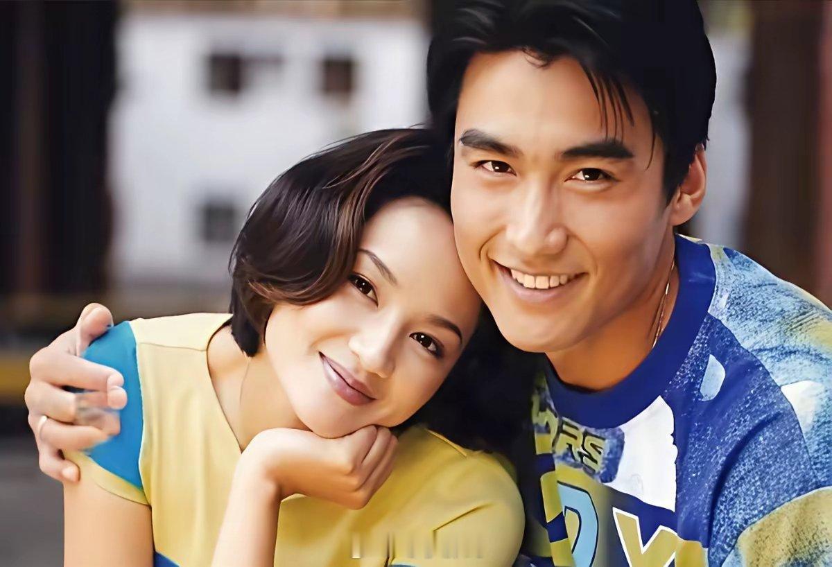 别再替瞿颖可惜了。她现在的顶配人生，是胡兵给不了，豪门也换不来的。53岁的瞿颖，