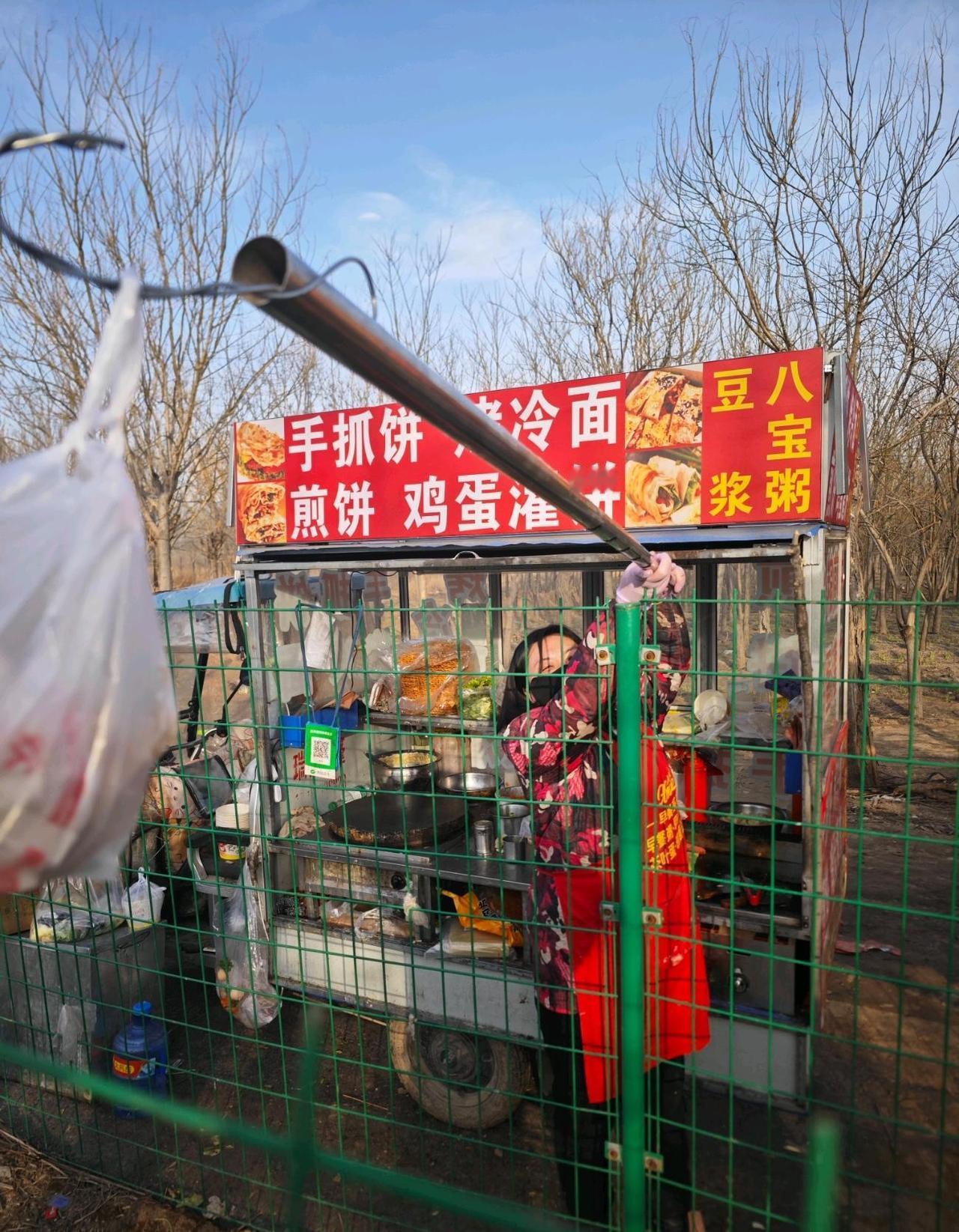 这种围墙到底挡住了什么？阻碍了谁，又方便了谁？你看看两边的景象，都是