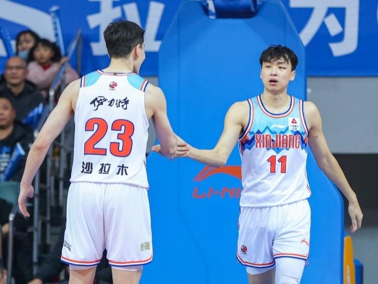 CBA最新消息：据知名篮球自媒体人球圈赵探长发文：宁波男篮赛季双杀新疆男篮，老将