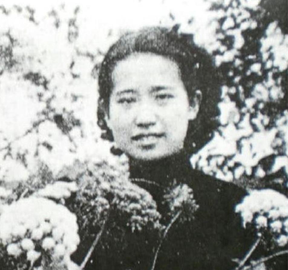 1966年秋，胡絜青失魂落魄从八宝山回来，看到家里又来了一批青年人。胡絜青吓坏了