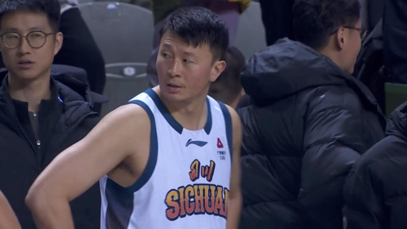 CBA冲突升级！4次夺权引重罚，球迷热议‘落后方能否投篮’