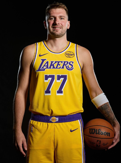 明年的湖人，肯定会比今年强今年的湖人，只有8个具备轮换价值的人：东契奇、里弗斯