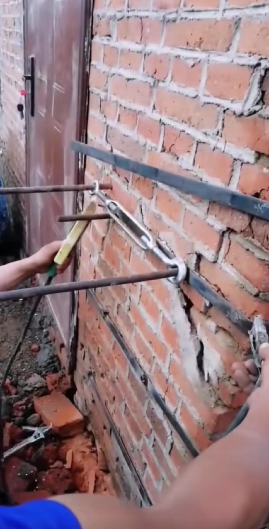 民间从来都不缺聪明人。老家的房子🏠因年久失修，一边的山墙开裂，有点外斜，村里干