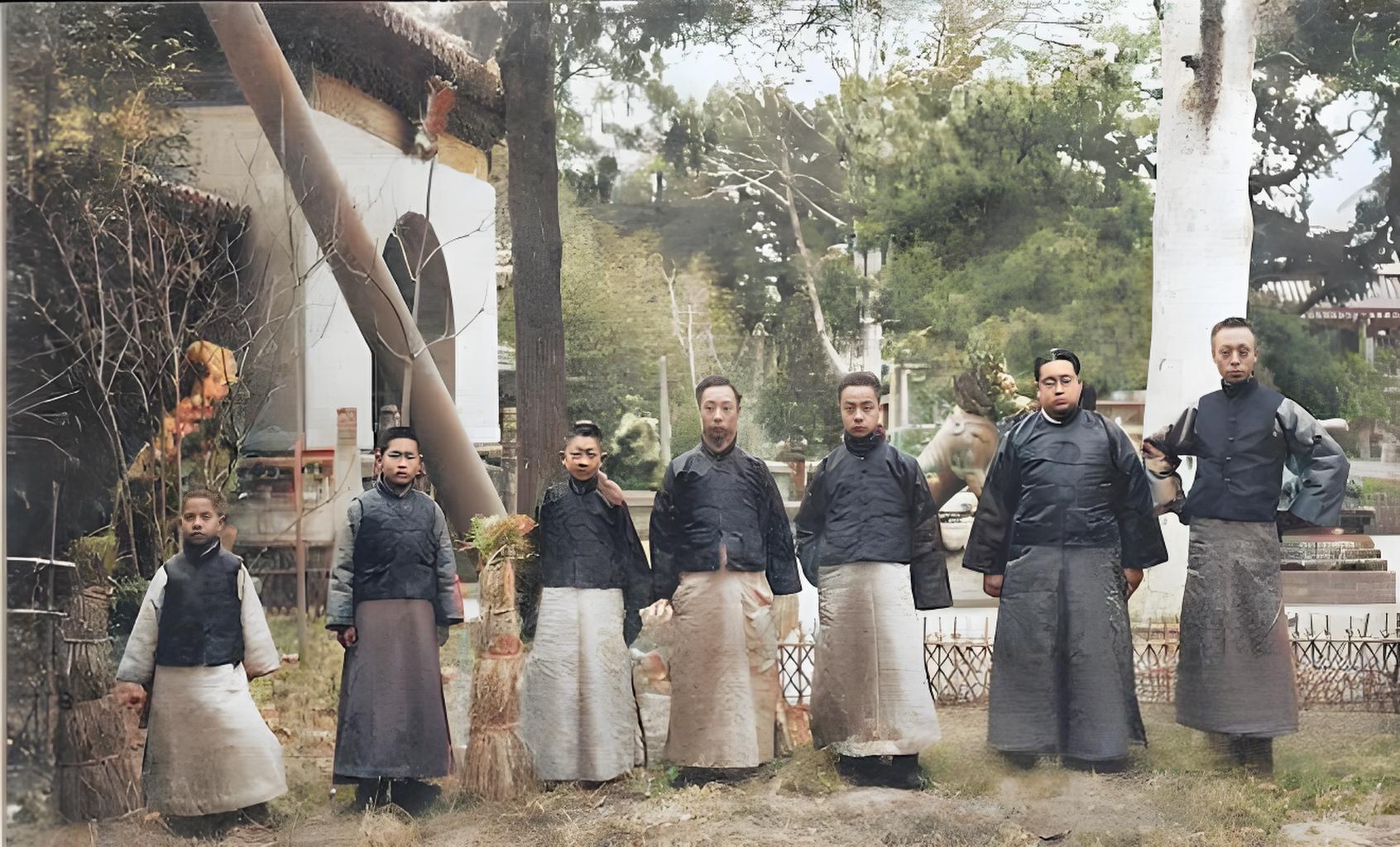 1924年，溥仪、润良、毓崇、溥杰、润麒等人在御花园天一门西侧合影。左起：不详，