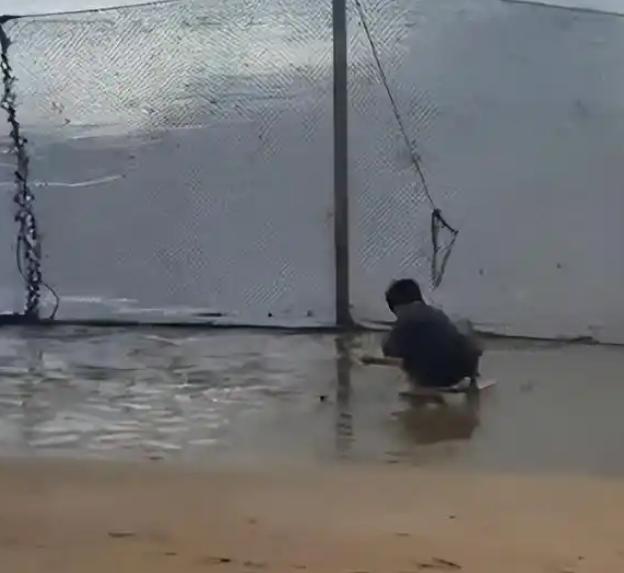 “想钱想疯了！”浙江宁波，一女子去赶海，发现古樟沙滩的滩涂被围网圈住，进去得掏3