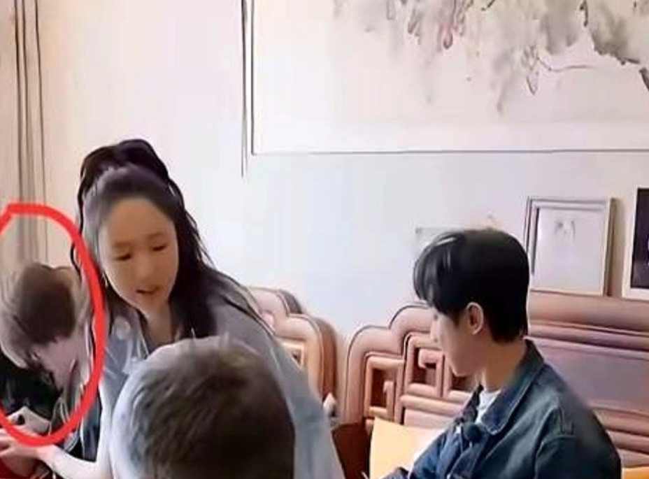 镜头怼脸。董璇把金项链扣上姥姥脖子，手串塞进舅舅掌心，转身刚坐下，张维伊的七大