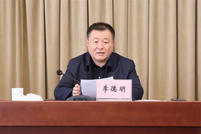 花一千多万建10个豪华厕所的县委书记, 接受“保姆式”服务, 六大纪律全违反!