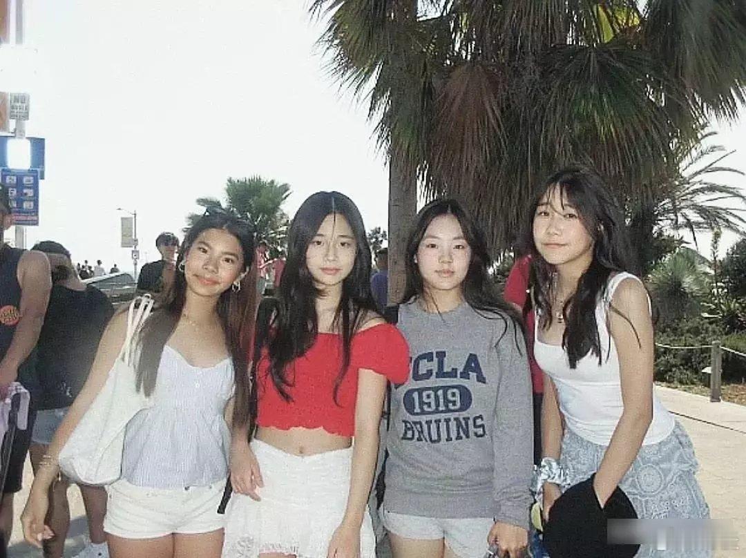 小S的三女儿许曦恩和同学的出国旅游照，13岁的她就已经打扮的很成熟了，早已不是当