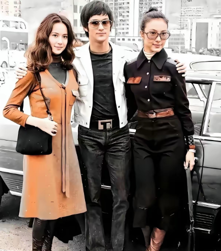 看到李小龙和丁珮、苗可秀，三人同框的画面，思绪一下就被拉回那个充满传奇色彩的时代