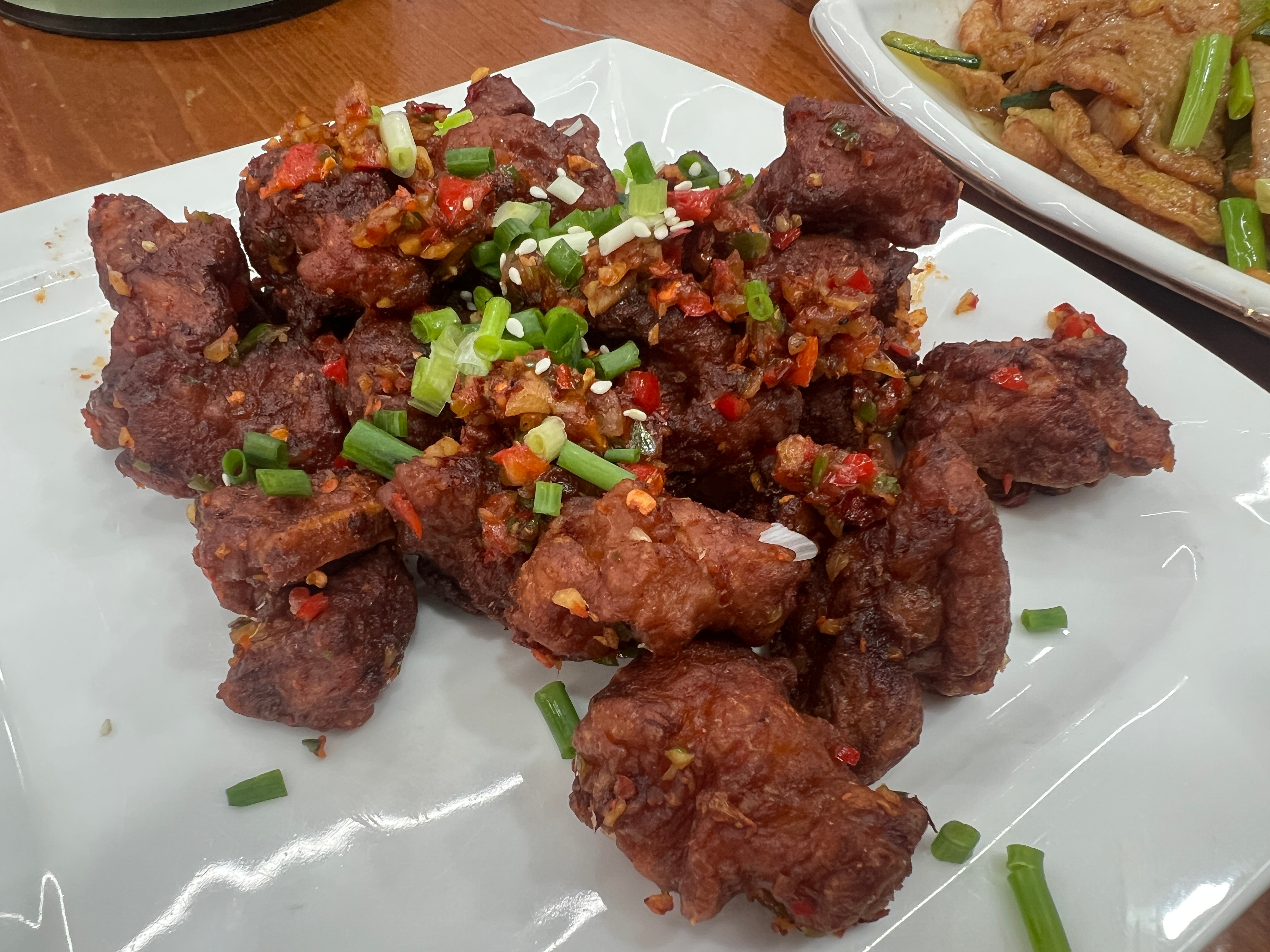 去四川饭店必点的三道菜：蒜香排骨，干煸四季豆，木须肉。​​​