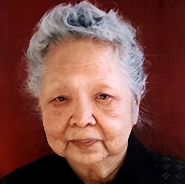 1957年，美国海关拦下一个40岁的中国女人，把她行李翻了个底朝天，最后搜出68