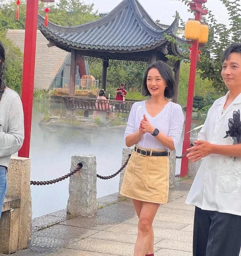 周迅素颜现身江西婺女洲，穿小短裙身材娇小，美得根本不像51岁，虽无儿无女却活成所