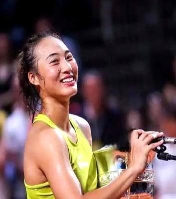 排名掉到121位，郑钦文手里的14个代言，居然一个没撤。年奖金60万美元，总