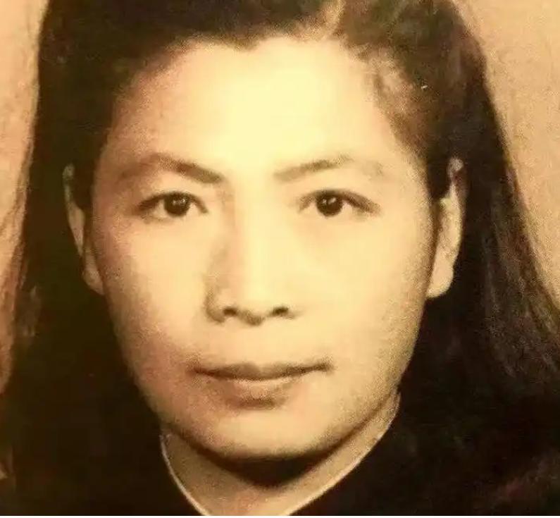 1948年，她走进西柏坡，她什么都不要，只提了一个要求，从此三十年，她再也没离开