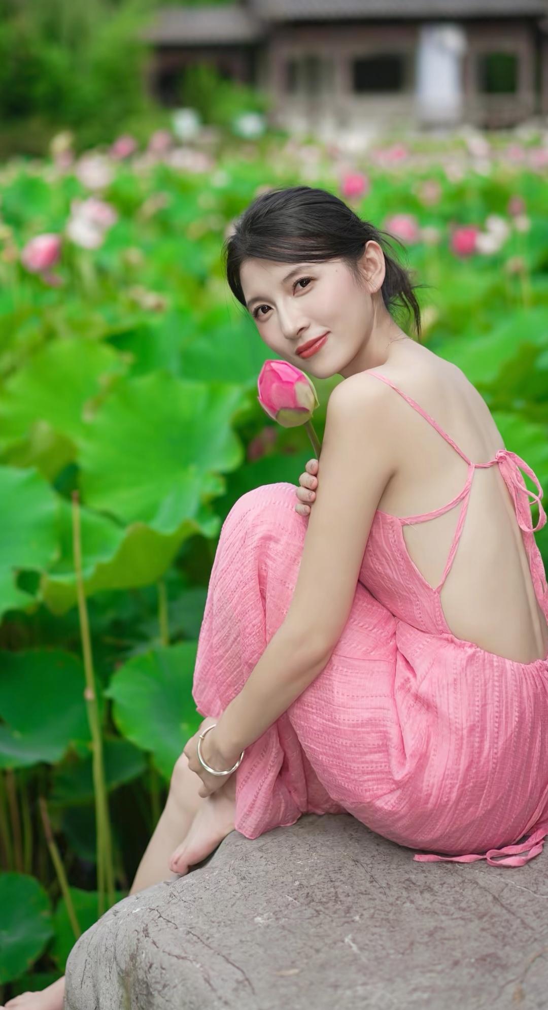 夏日荷塘，粉裙少女与粉荷相映成趣