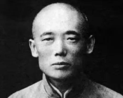 他不是疯，不是傻，也不是为讨好谁。1896年2月16日，天冷得刀都发青。寇连材