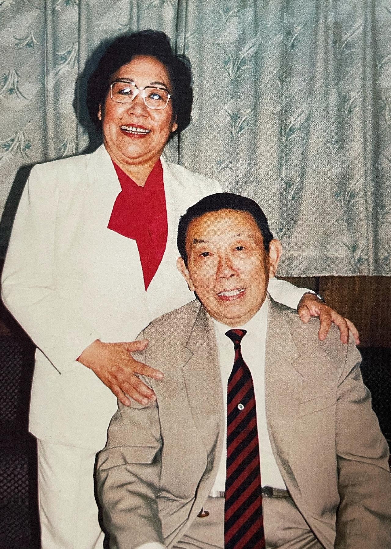 80年代，老戏骨程之晚年，一张罕见的留影，站在他身后的，正是有着中国第一女花脸之