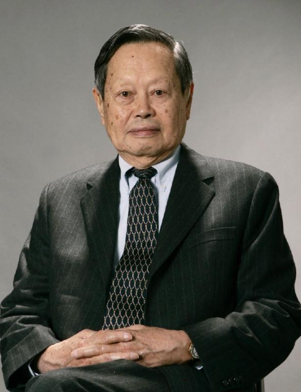 杨振宁一生沐光而行，来人间一趟，此生无憾。天才的思维方式和常人不同，未必能够很