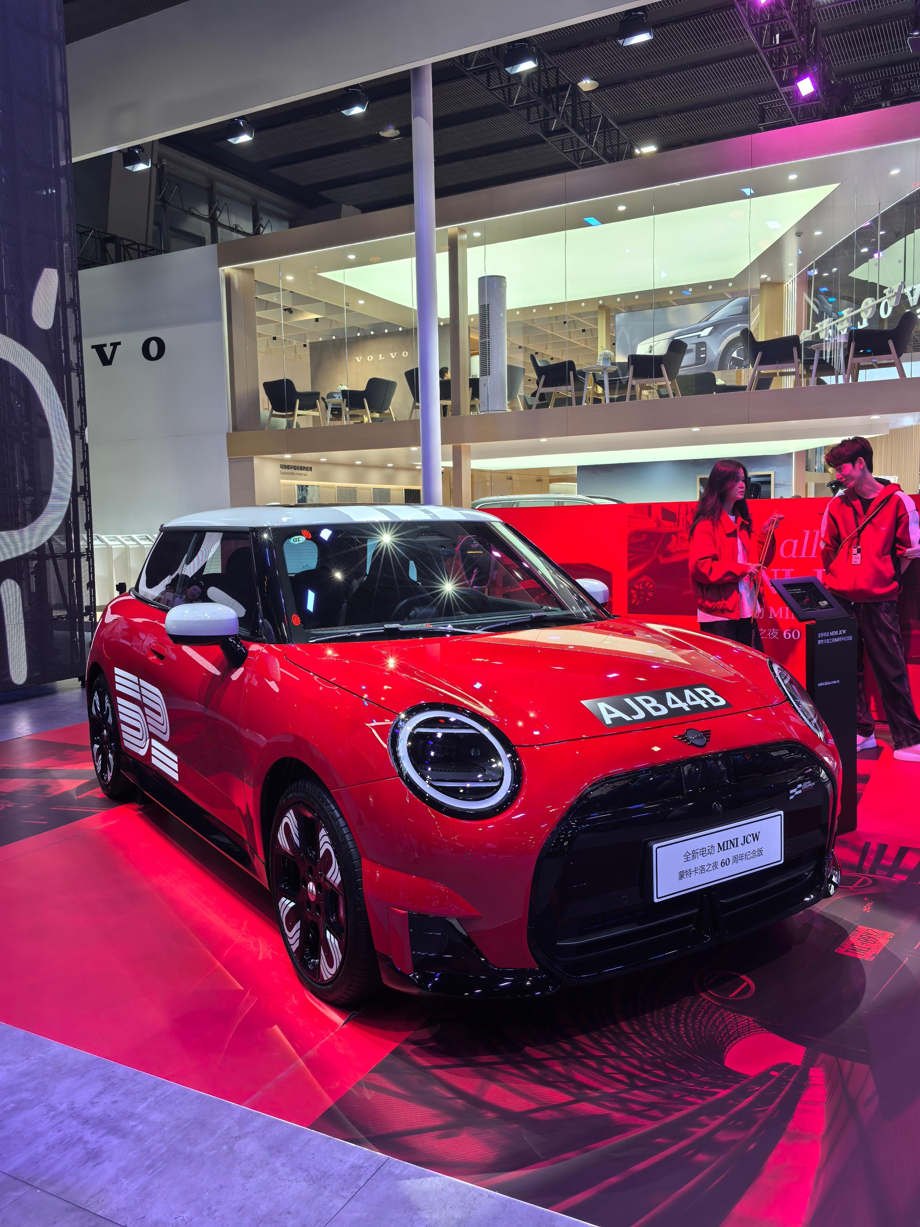 MINI展台的每一台车我都很喜欢，不管是车型还是配色，都很合我意，很明显MINI