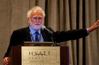 美媒提问：“究竟用什么方法才能击败中国？”美国哈佛大学教授查普曼回答：“美国永远