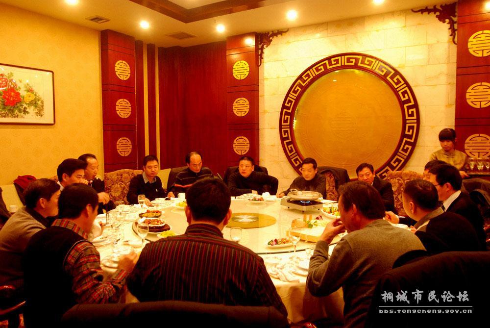 有的领导喜欢走偏路，走着走着就摔倒了，你信不？前几年有个党委书记，约了个马总到