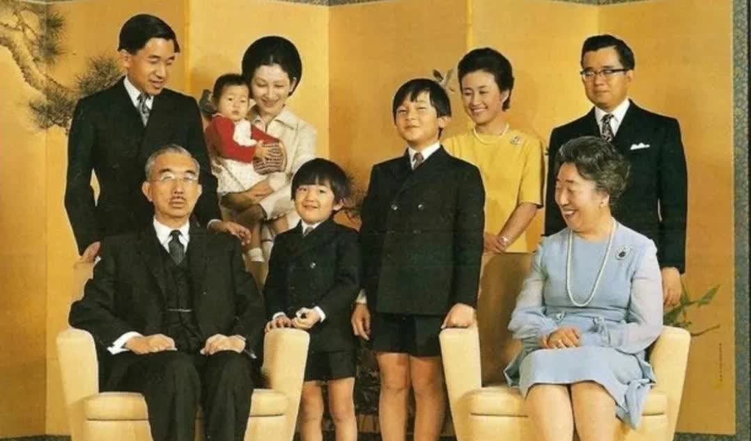 照片拍摄于1971年，日本裕仁天皇家庭合影（昭和天皇），这个裕仁天皇就是发动侵华