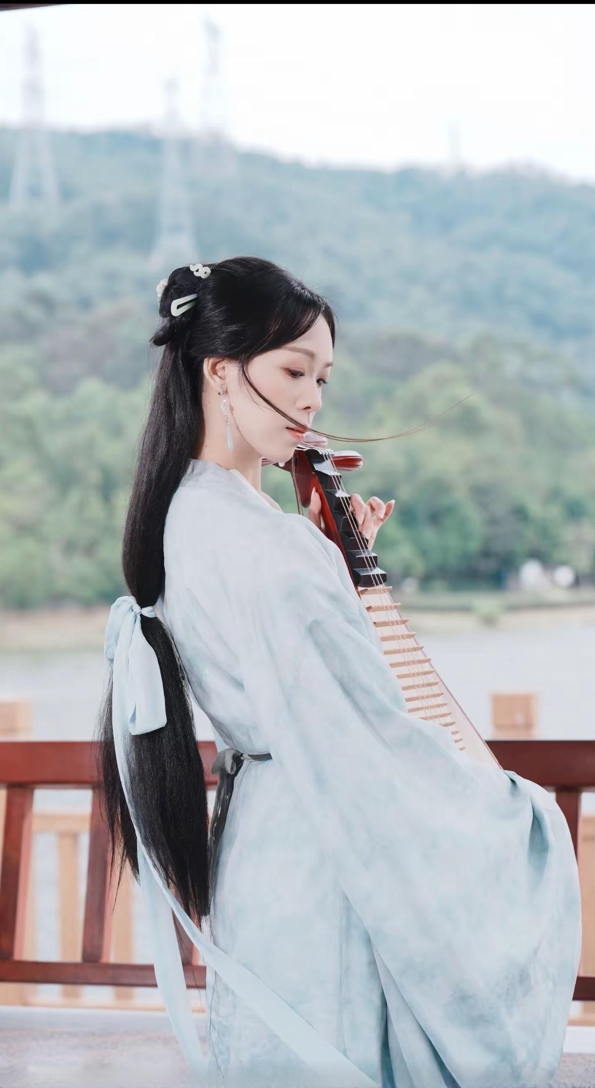 “古风美人弹奏古筝，韵味悠长”🎵🌿