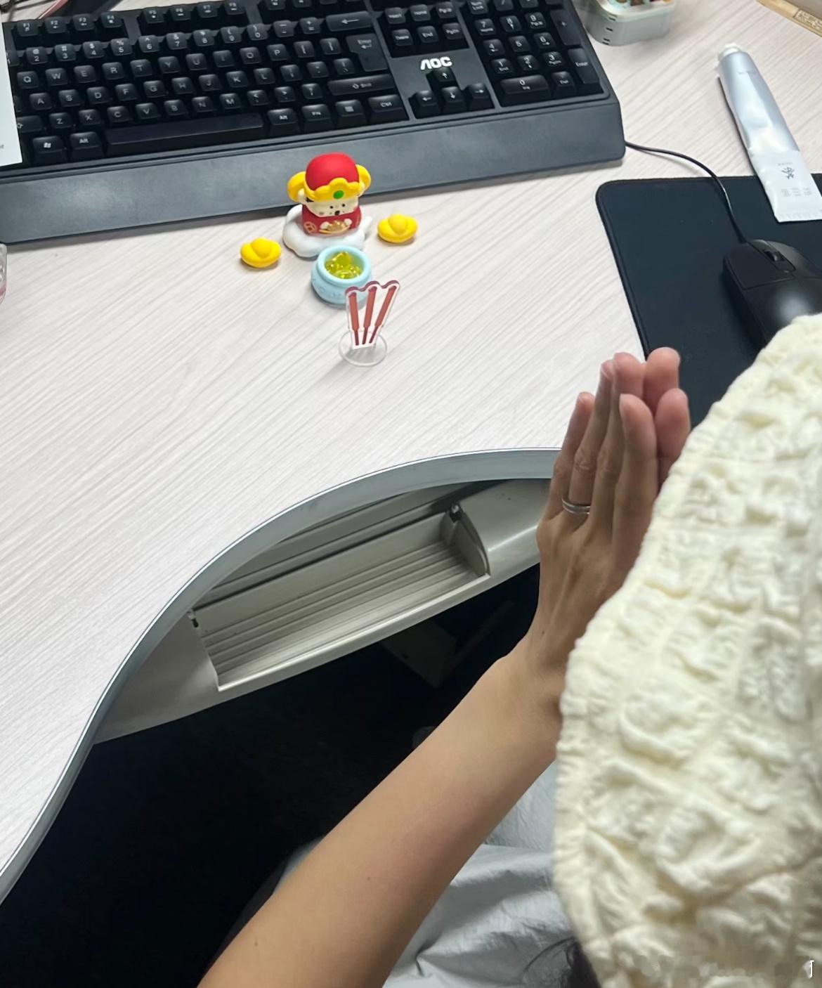 一些打工人的好运玄学：1.就多睡觉，睡饱，能改运2.工位背后应有靠，建议挂山水画