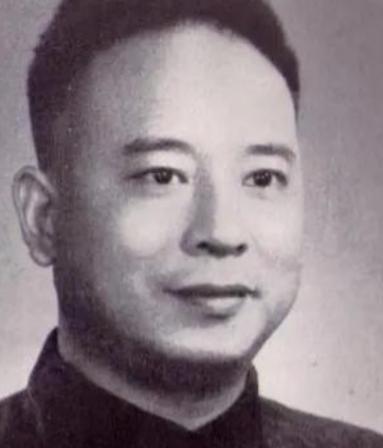 1967年的重庆，《红岩》的作者罗广斌跳楼身亡，然而14年后，公告指出：他根本就