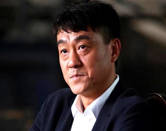 说起何冰，演技那是杠杠的，但谁能想到，他老婆竟然是初中同学，而且还是学霸级班花！