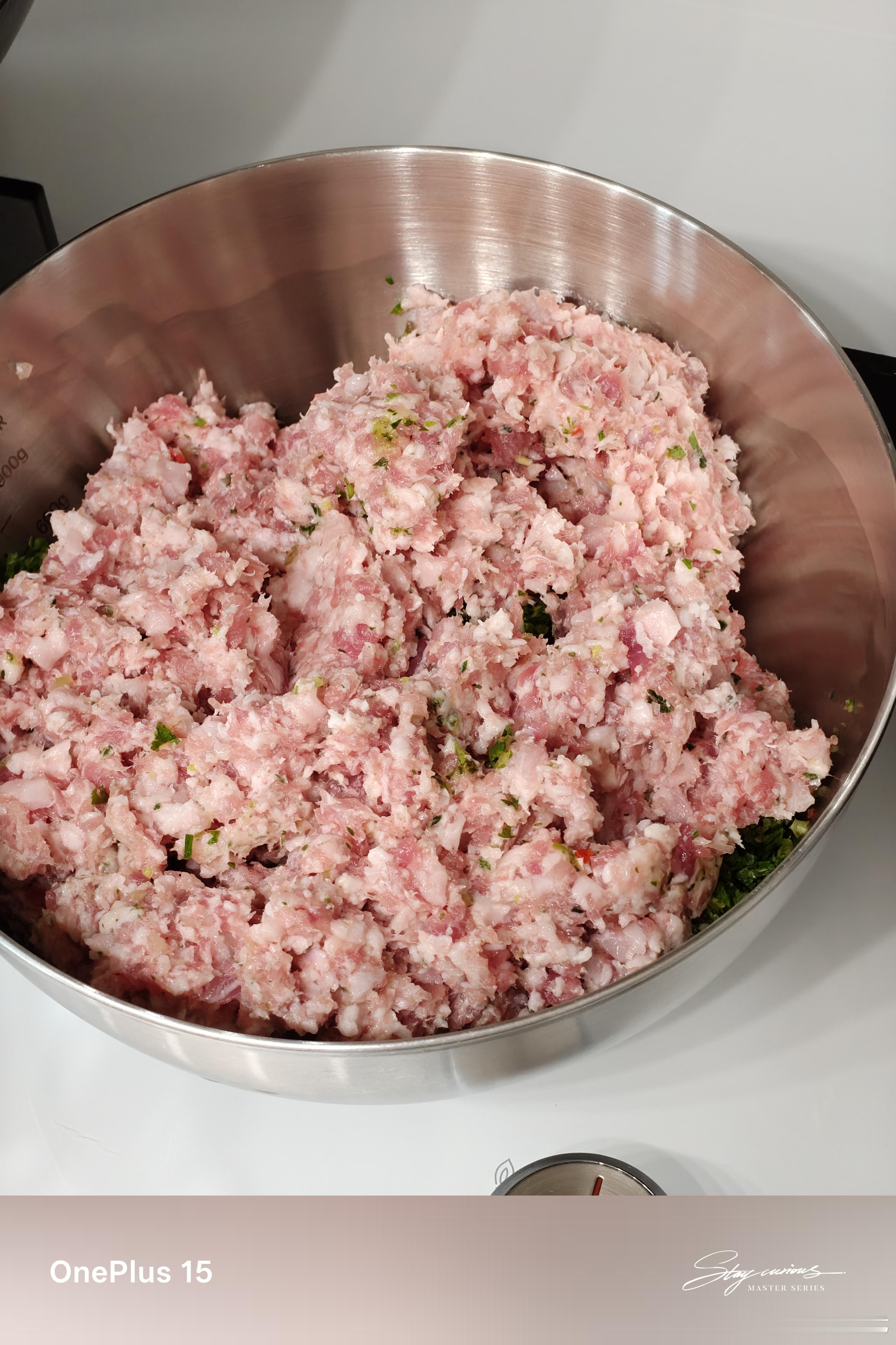 今天中午包饺子，说实话，我还是最喜欢吃速冻水饺。新鲜的总感觉不香…