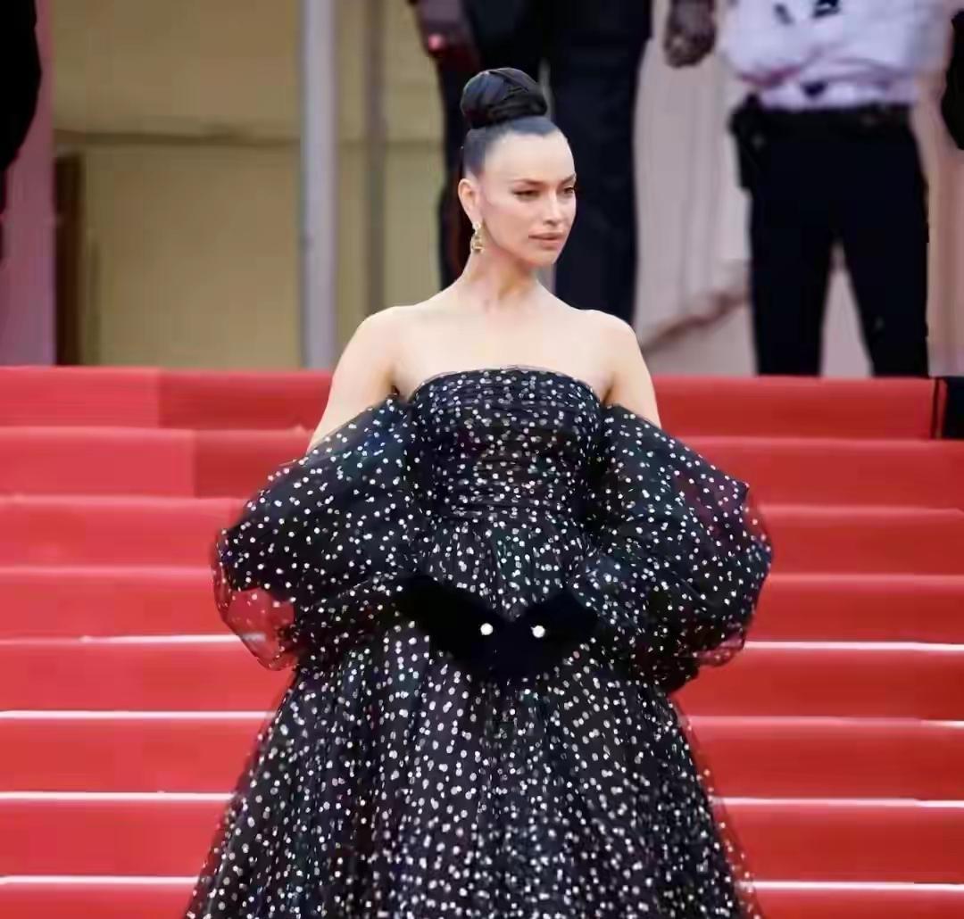 离开C罗的伊莲娜，为何像变了一个人呢？很简单，三个原因！第一，她后悔了，离开