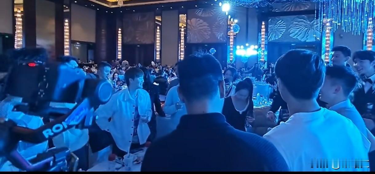 黄雅琼婚礼娘家人桌火了！浙江籍运动员集体合唱，喜气掀翻屋顶黄雅琼的婚礼上，