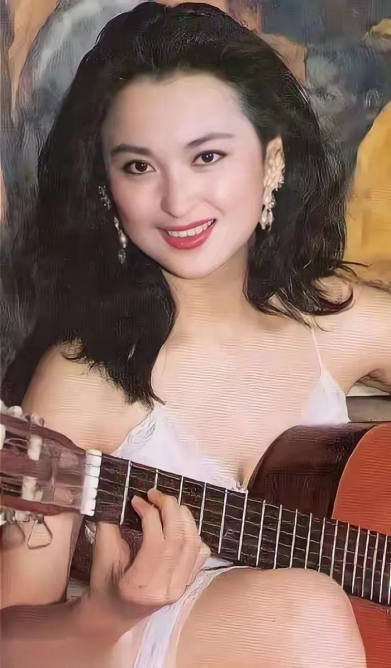 王璐瑶，高鼻梁，有点鹰钩鼻，有混血儿的美感，又有几分“狐媚妖艳″，美得让人难以抵