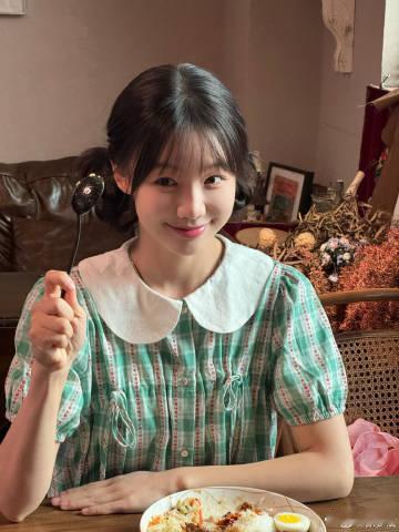  徐梦洁又发了徐图图的plog~谁懂这个双丸子头小萌兔吃播多可爱呀！沉浸在徐梦