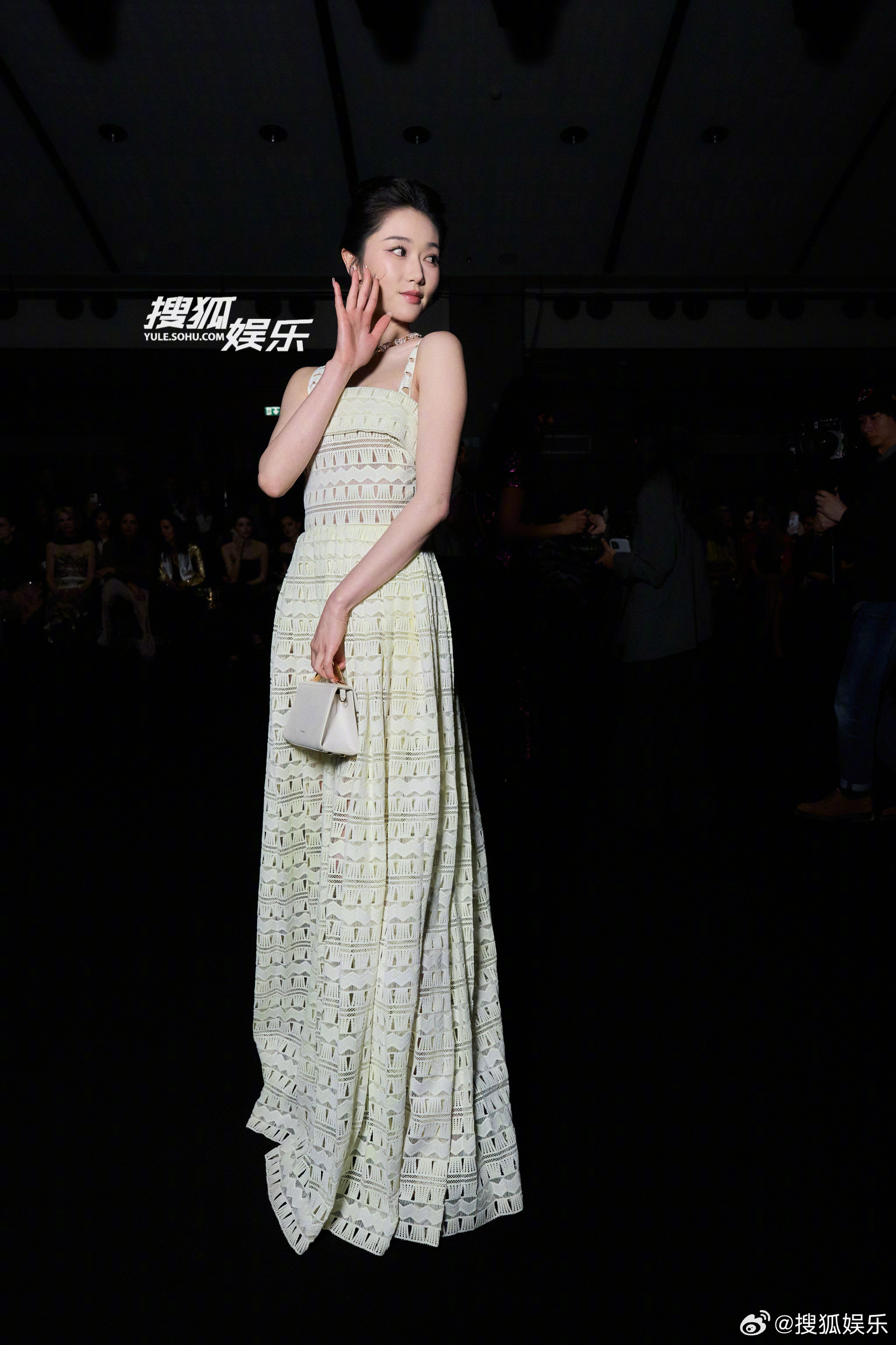 岳雨婷事业心短剧演员岳雨婷一身浅色长裙亮相巴黎时装周ElieSaab成衣秀，这是