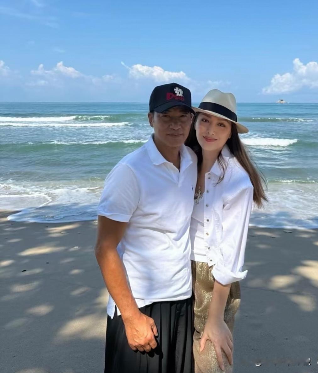 70岁的影帝任达华和小自己12岁的老婆超模琦琦在海边享受七夕情人节，这对老夫少妻