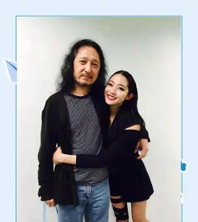 万千惠说白了就是上过学，也更漂亮的麦琳，她和麦琳，俩人一模一样。一个是为了守护