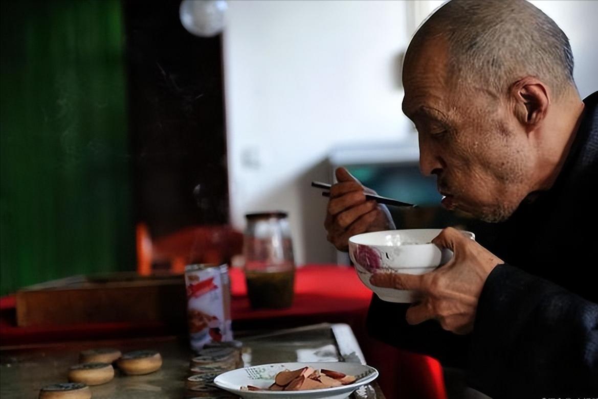 肠胃出问题，问题出在午饭上？医生发现：吃午饭时，牢记这几个原则！肠胃出问题