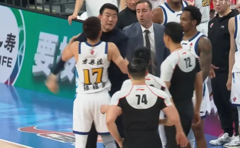 努力平息事态，必须为孙铭徽点个赞！起因：周琦疑似干扰广厦队快速发界外球，朱俊