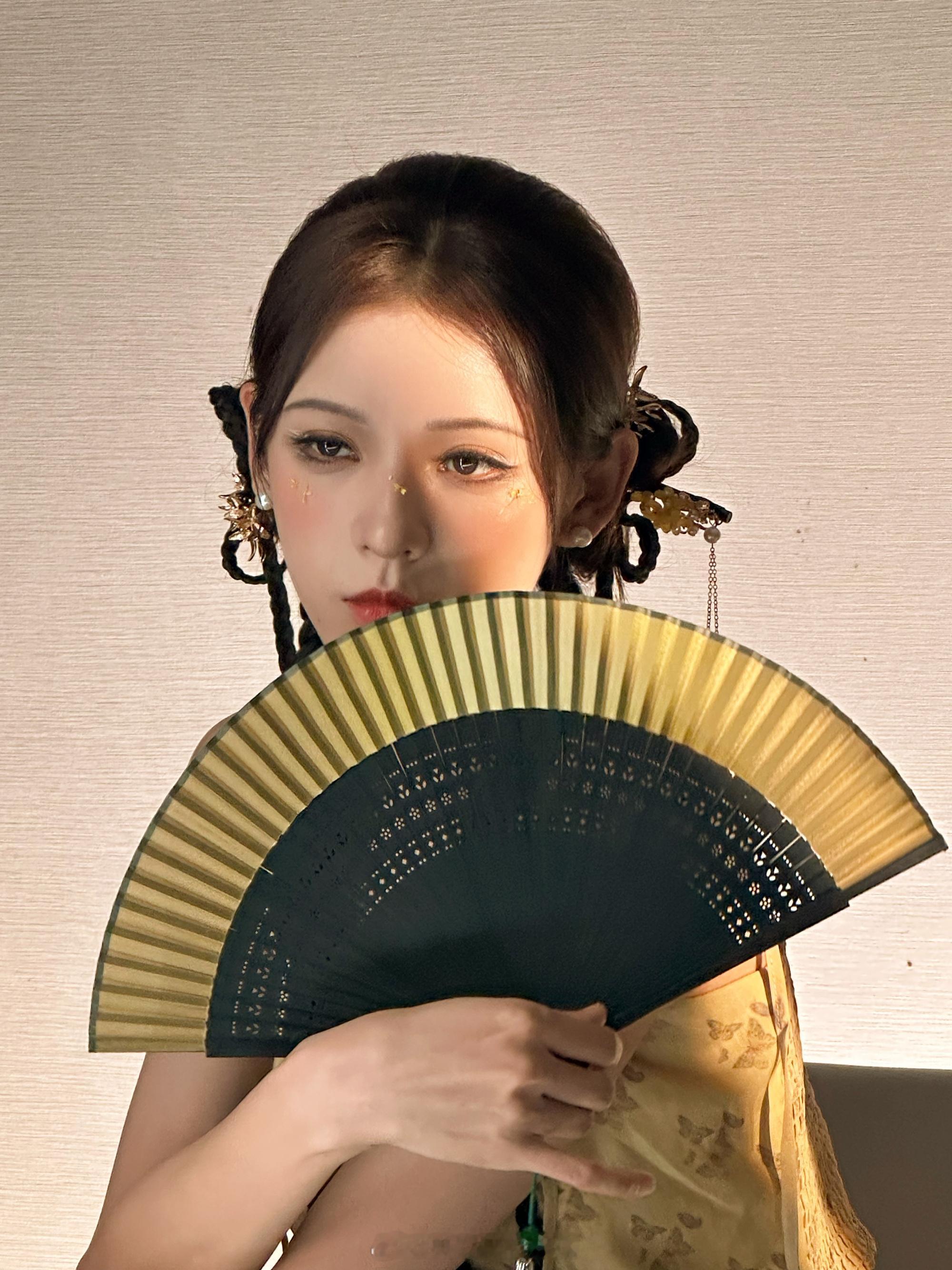 张予曦复古感大片