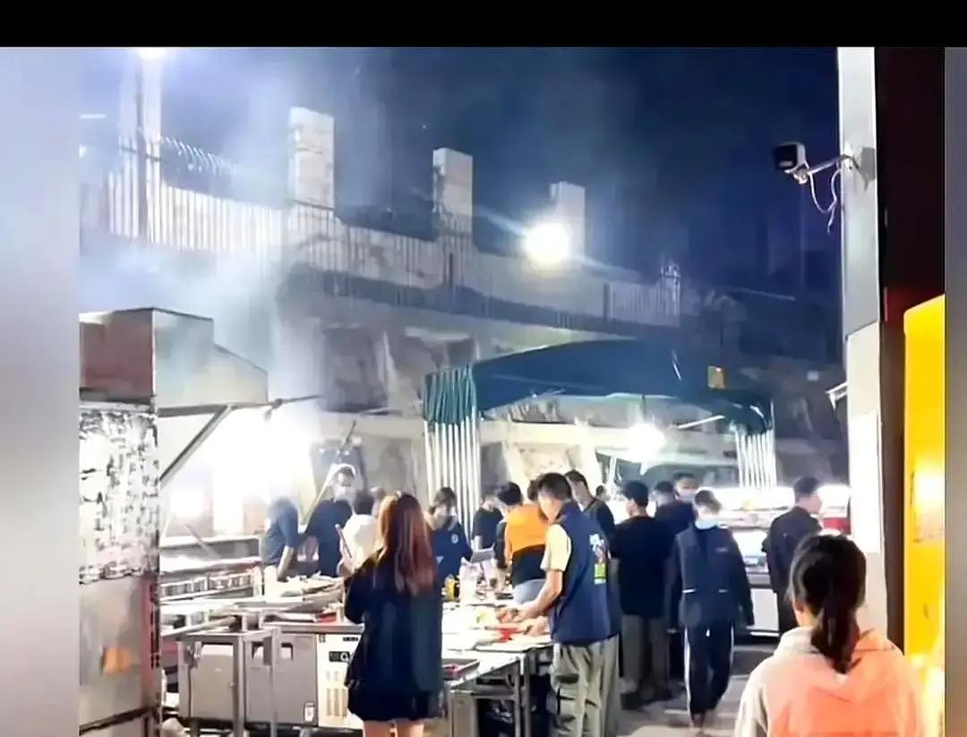 卖烤鸡的小哥去年靠一张冷脸加一把铁叉火遍全网，排队两小时只为拍他面无表情地翻鸡，